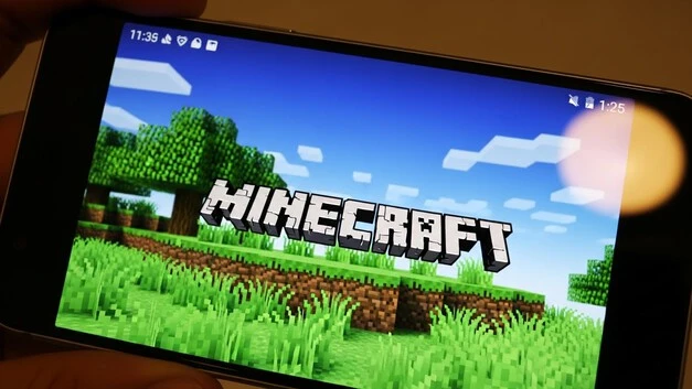 Minecraft download screen showing the game ready to install on PC and mobile
